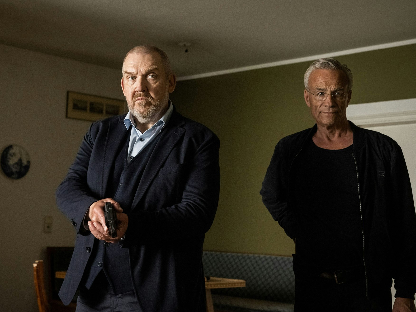 Mit gezogenen Waffen kommen Freddy Schenk (Dietmar Bär) und Max Ballauf (Klaus J. Behrendt) im „Tatort“ ins Haus von Peter Schnitzler.
