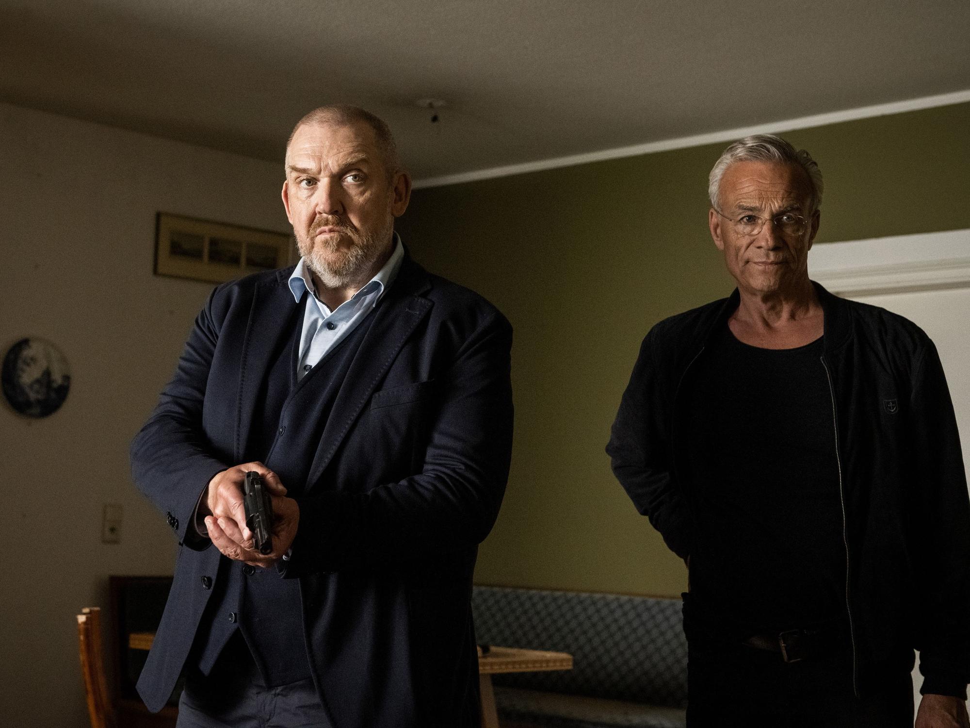 Mit gezogenen Waffen kommen Freddy Schenk (Dietmar Bär) und Max Ballauf (Klaus J. Behrendt) im „Tatort“ ins Haus von Peter Schnitzler.