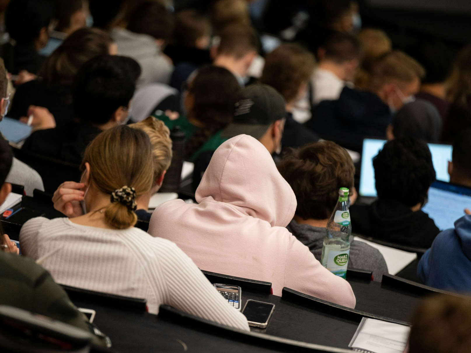 Studierende sitzen im Hörsaal.