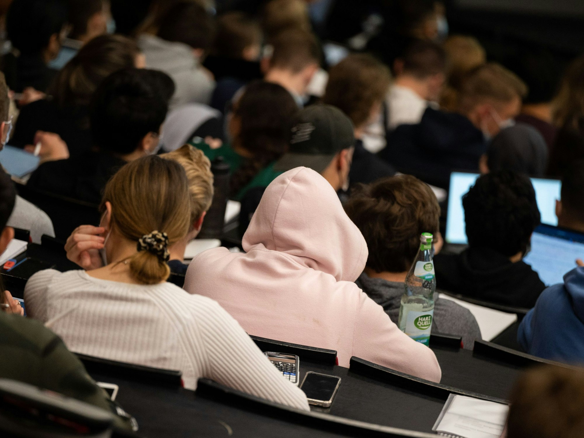 Studierende sitzen im Hörsaal.