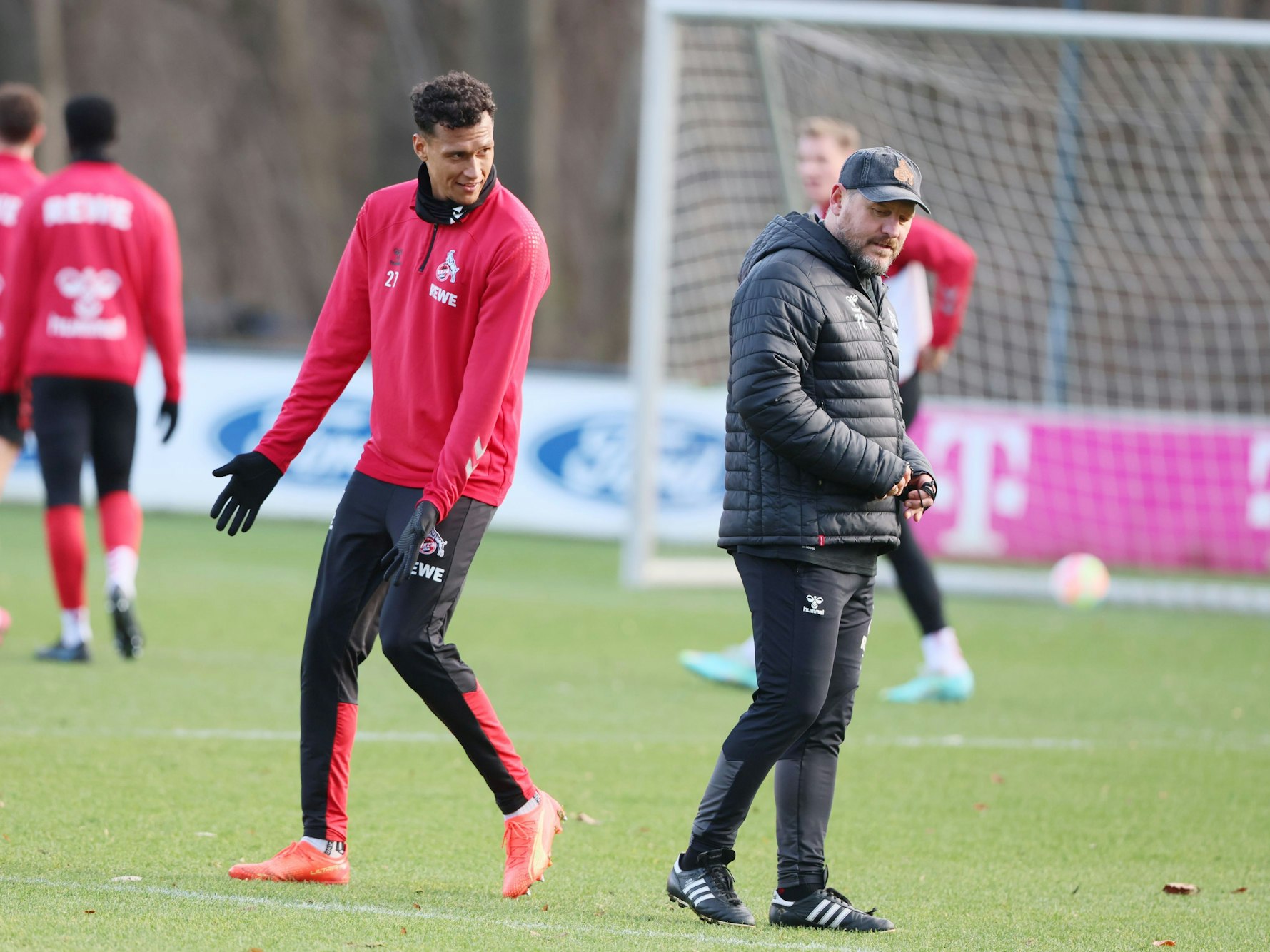Davie Selke und Trainer Steffen Baumgart im Gespräch auf dem Trainingsplatz.
