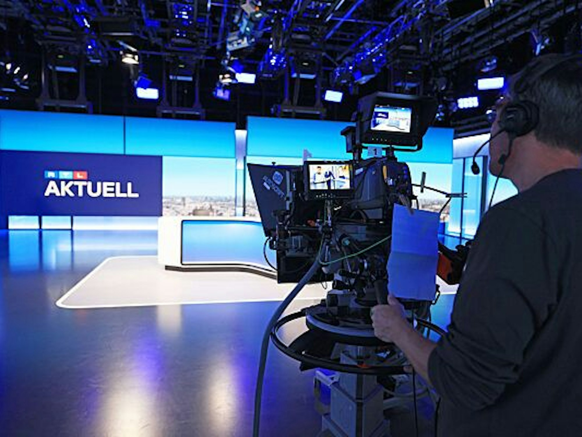 Ein Kameramann steht im neuen «RTL Aktuell»-Studio.