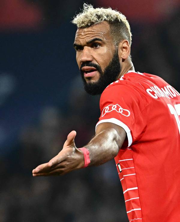 Bayern-Stürmer Eric Maxim Choupo-Moting gestikuliert beim Spiel der Bayern in Paris.