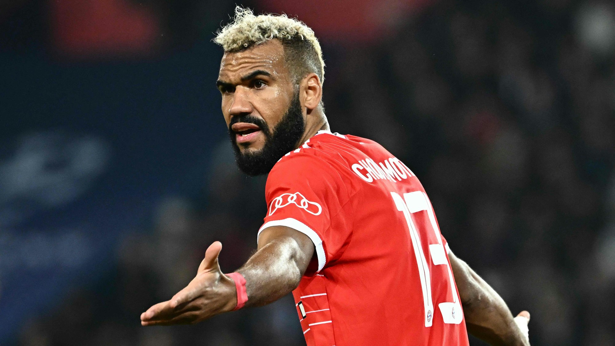 Bayern-Stürmer Eric Maxim Choupo-Moting gestikuliert beim Spiel der Bayern in Paris.