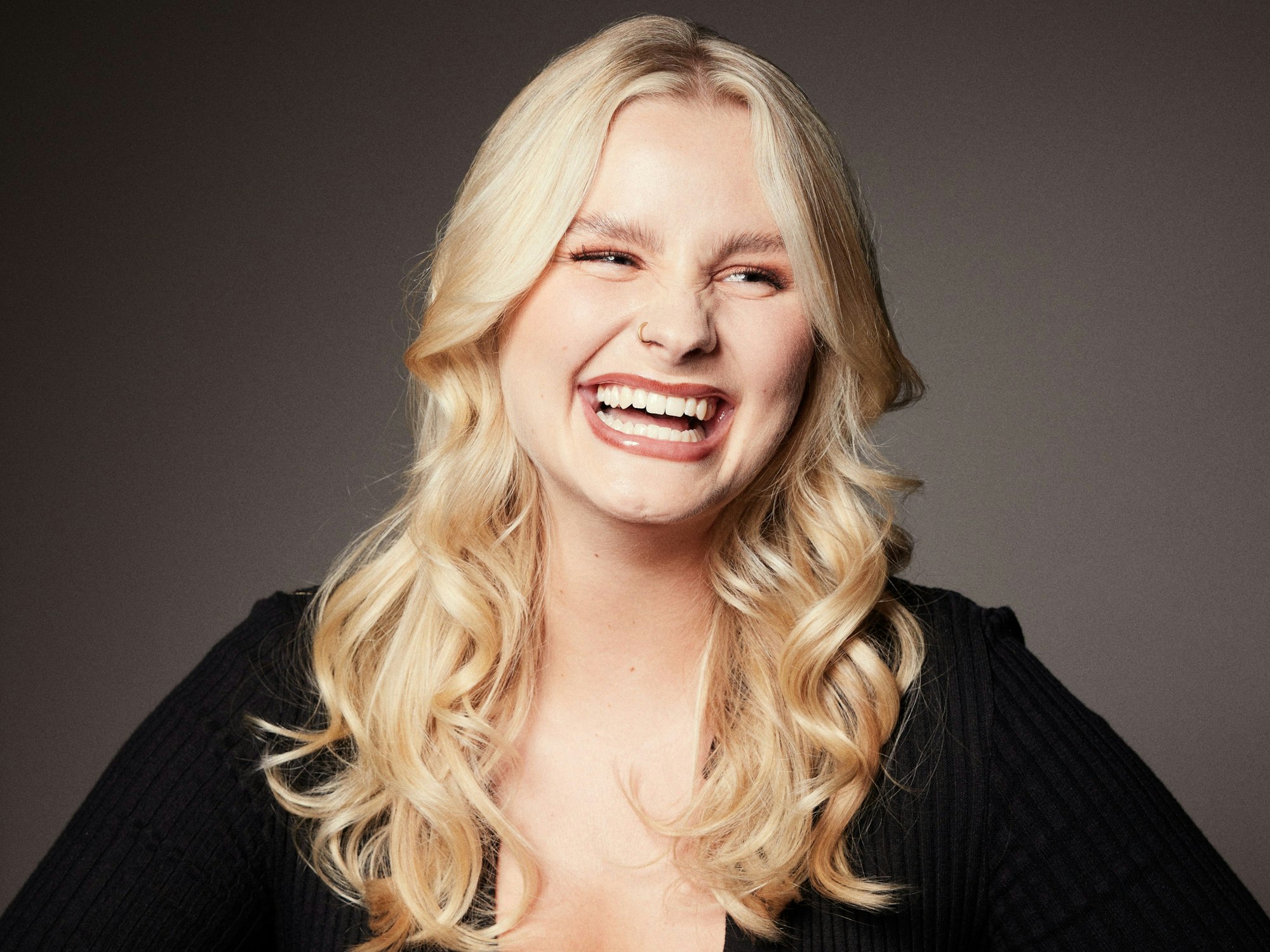 Die blonde Catharina Convents lacht. Sie trägt ein schwarzes Oberteil.