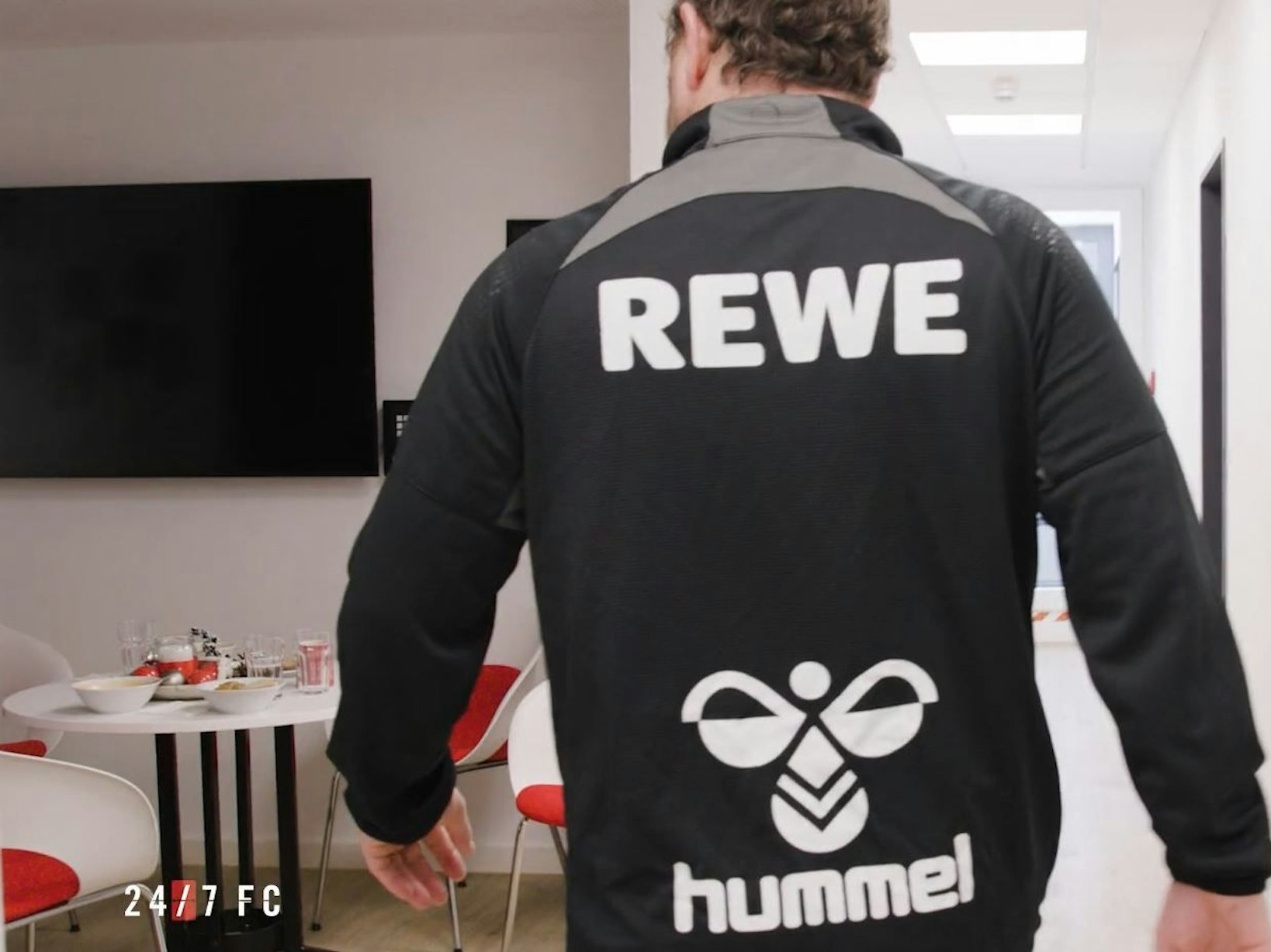 Steffen Baumgart entdeckt Teller und Tassen in seiner Trainer-Küche.