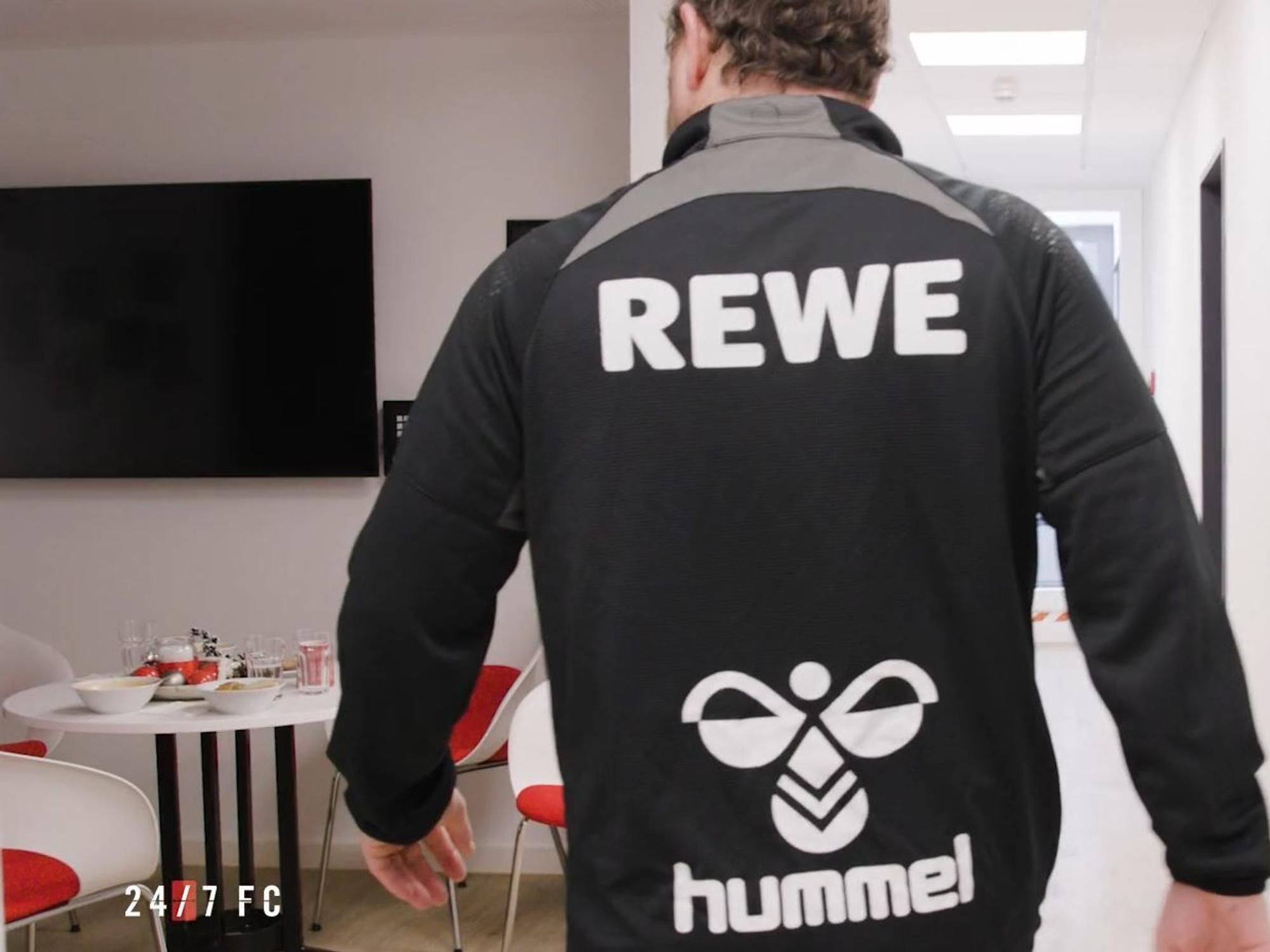 Steffen Baumgart entdeckt Teller und Tassen in seiner Trainer-Küche.