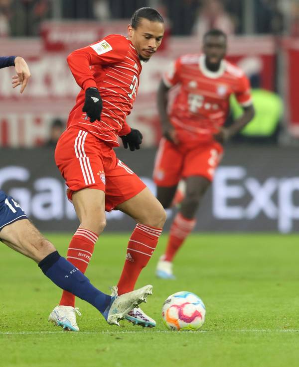 Kölns Jonas Hector im Zweikampf mit Leroy Sané beim Bundesligaspiel in der Allianz-Arena in München.