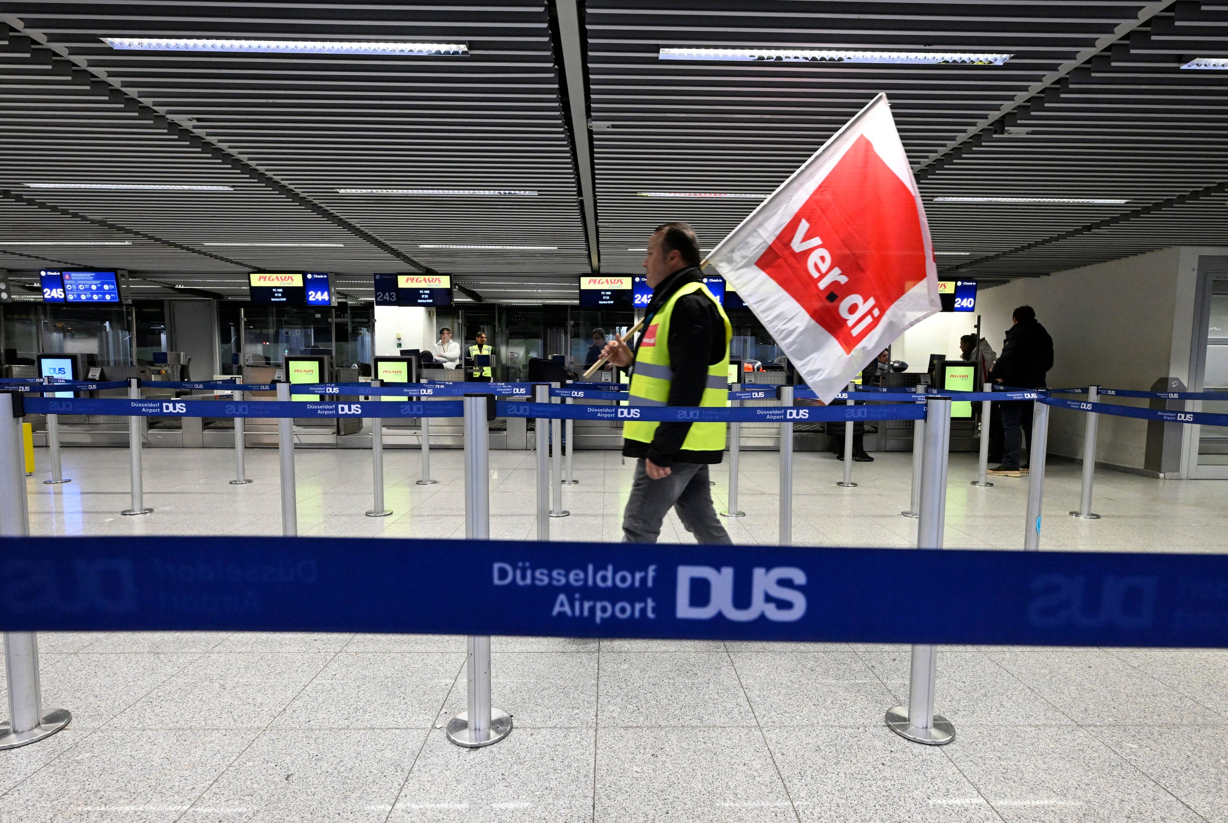 Das Foto zeigt einen Warnstreik am Düsseldorfer Flughafen Ende Januar 2023.