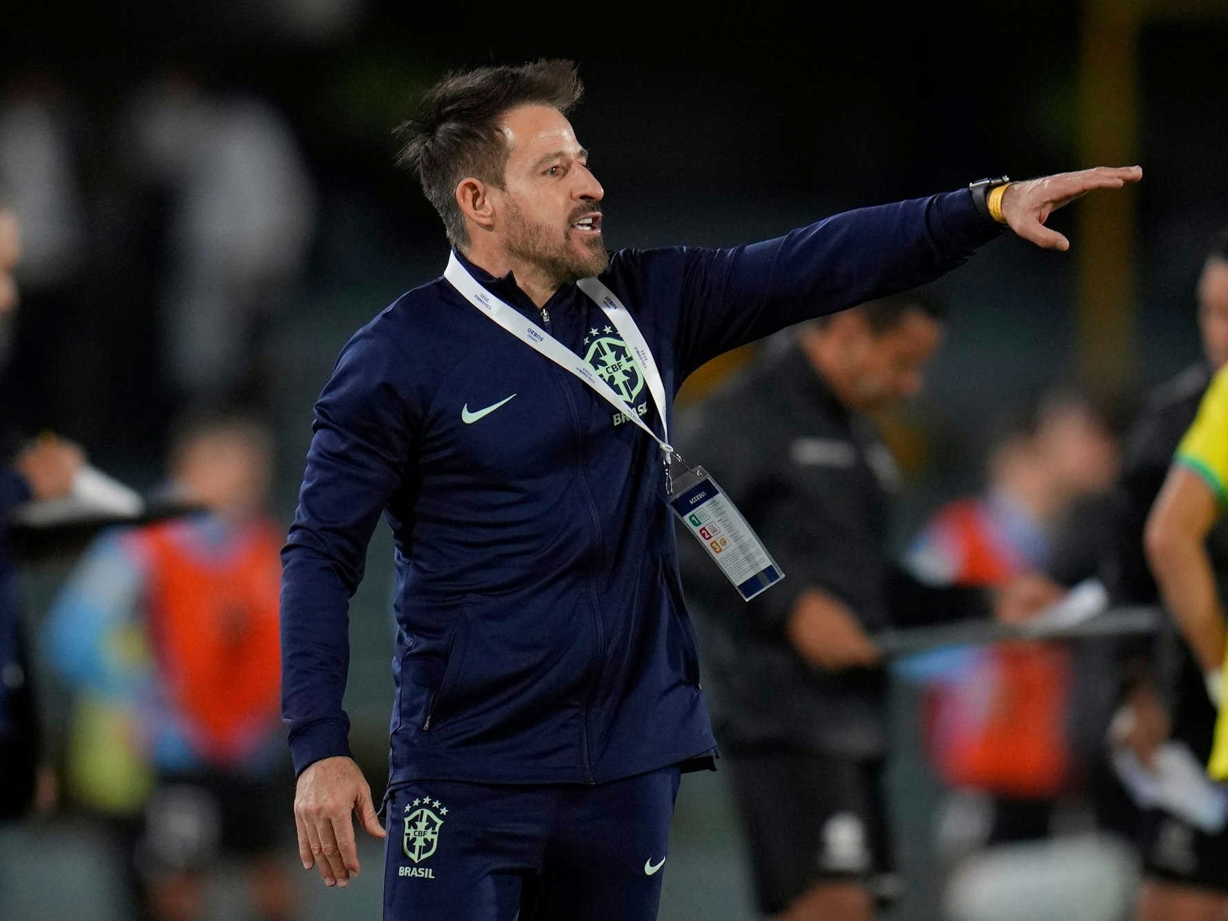 Brasiliens Trainer Ramon Menezes instruiert seine Spieler während eines U-20-Fußballspiels gegen Uruguay in Bogota.