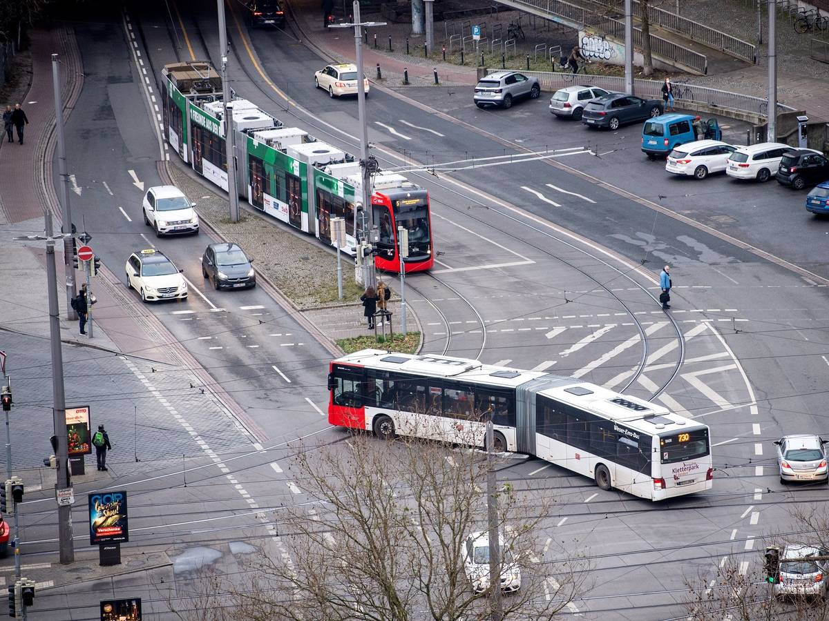 Ein Bus und eine Straßenbahn fahren auf einer Straße in Bremen.