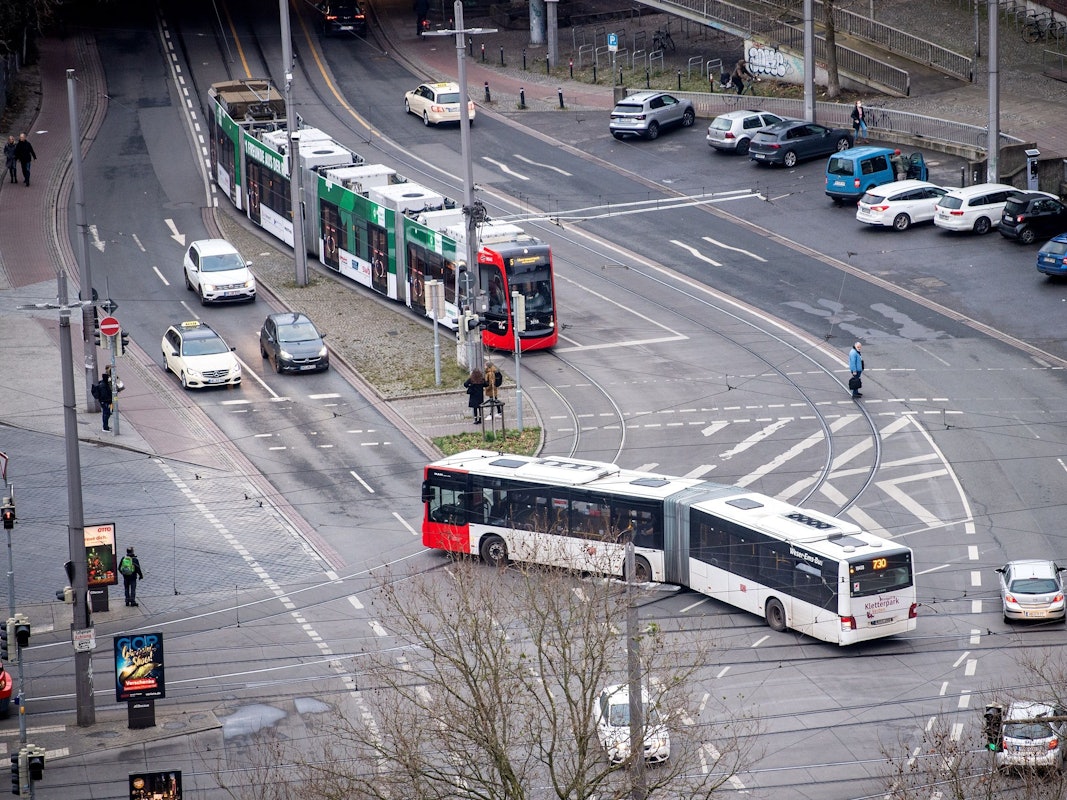 Ein Bus und eine Straßenbahn fahren auf einer Straße in Bremen.