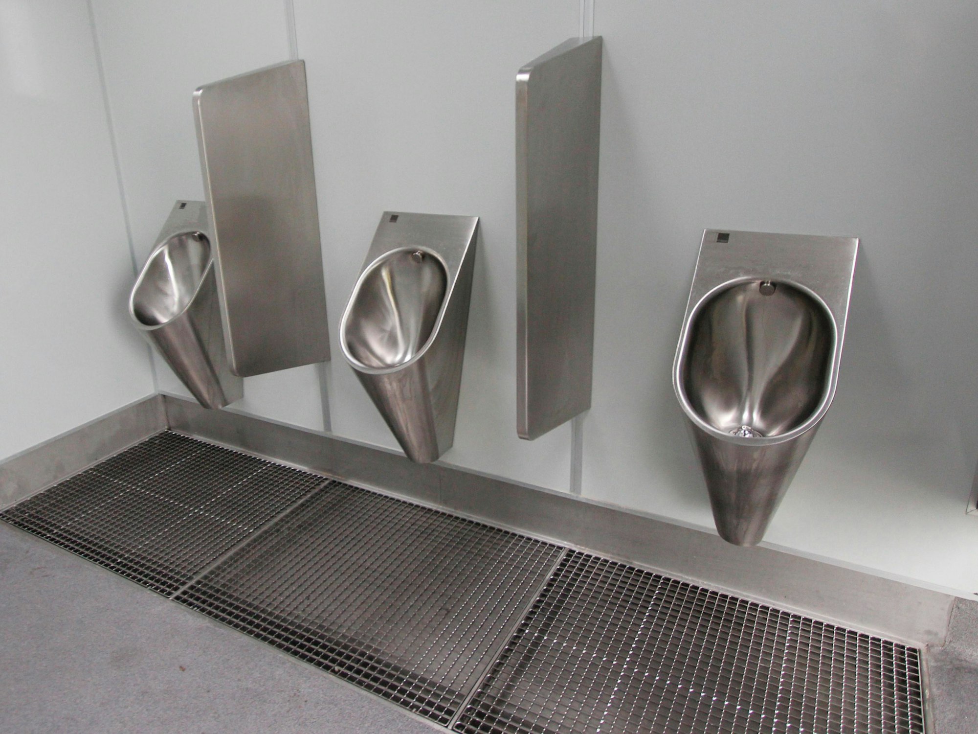 Blick in das Pissoir der vollautomatischen Toilettenanlage am Autobahnparkplatz Leineholz an der A7.