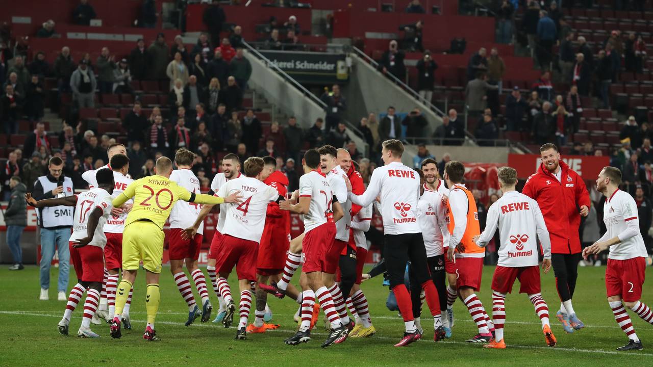 Die Profis des 1. FC Köln tanzen vor der Südkurve.