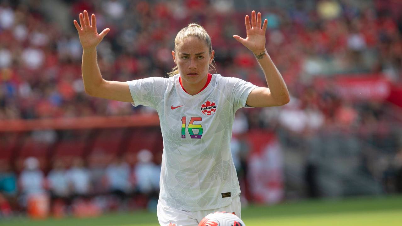 Fußballerin Janine Beckie (Kanada) hebt auf dem Spielfeld die Hände hoch.