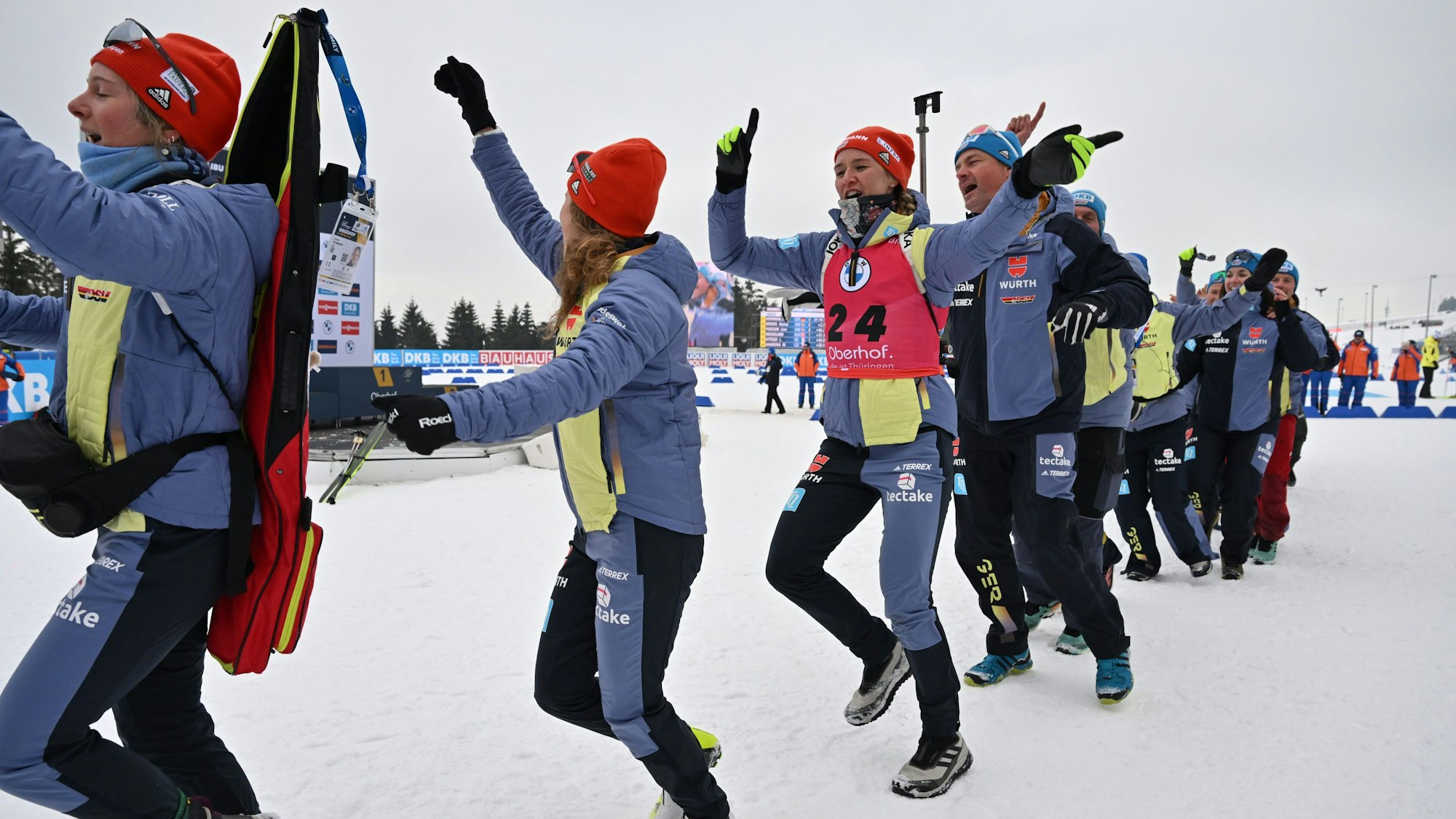 Das deutsche Team um Denise Herrmann-Wick mjacht nach deren WM-Sieg eine Polonäse.