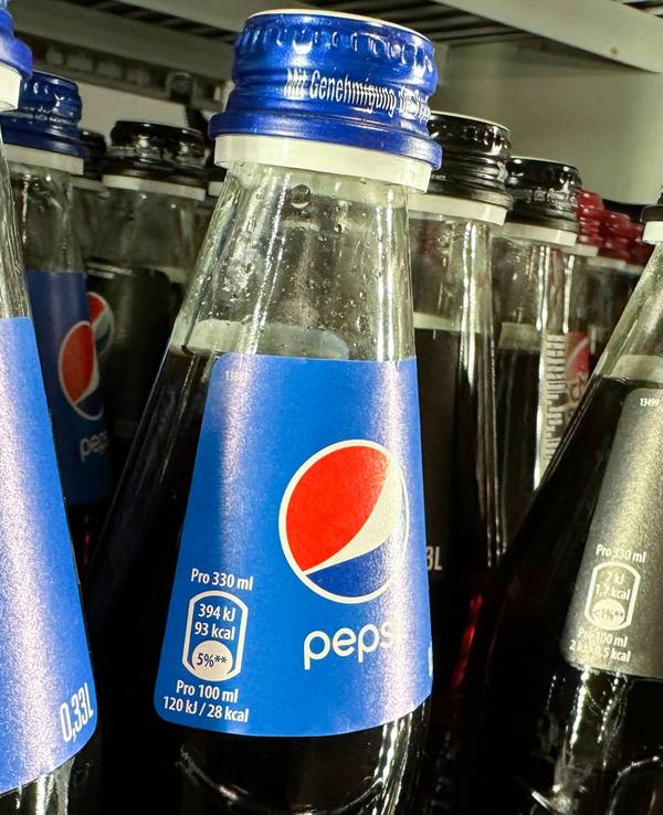 Pepsi-Flaschen in einem Regal.