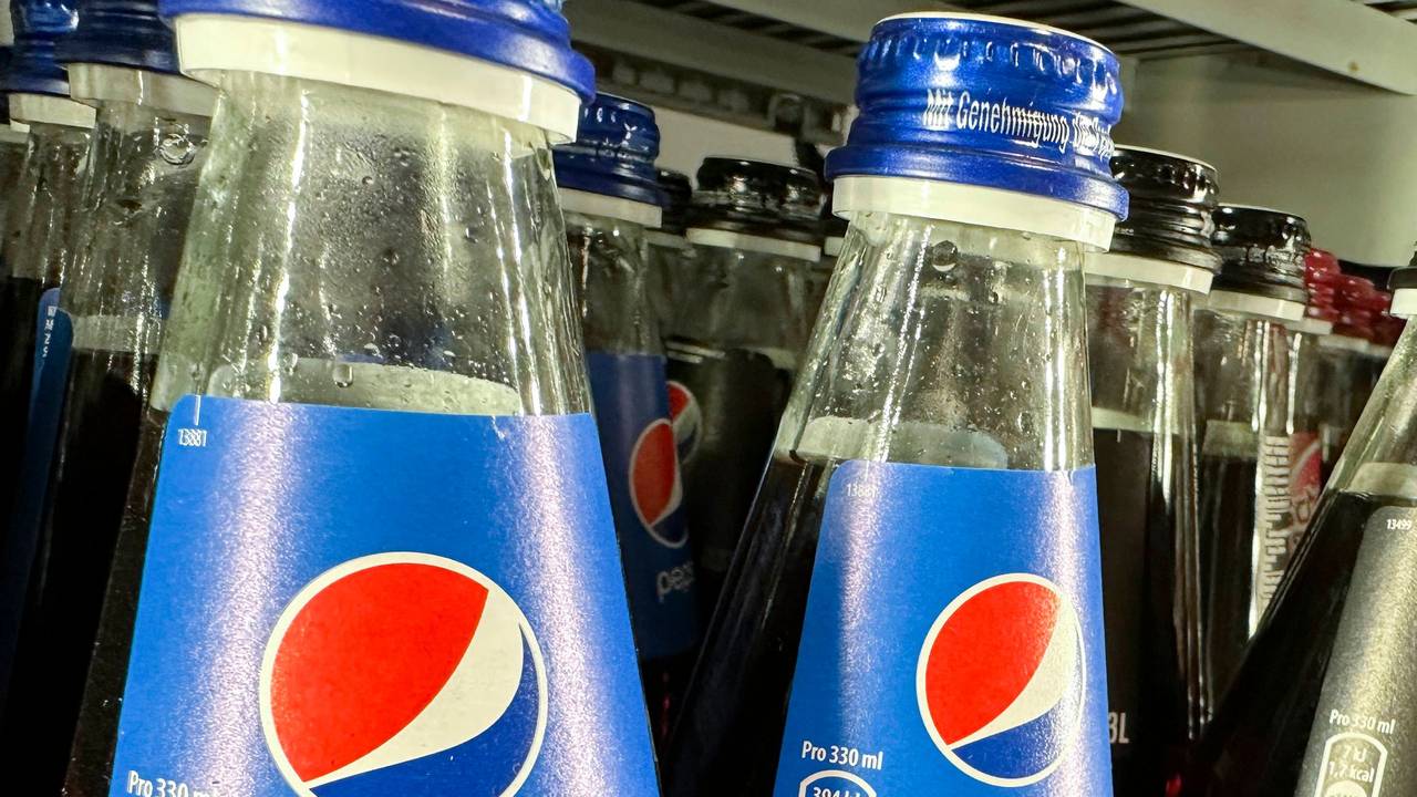 Pepsi-Flaschen in einem Regal.