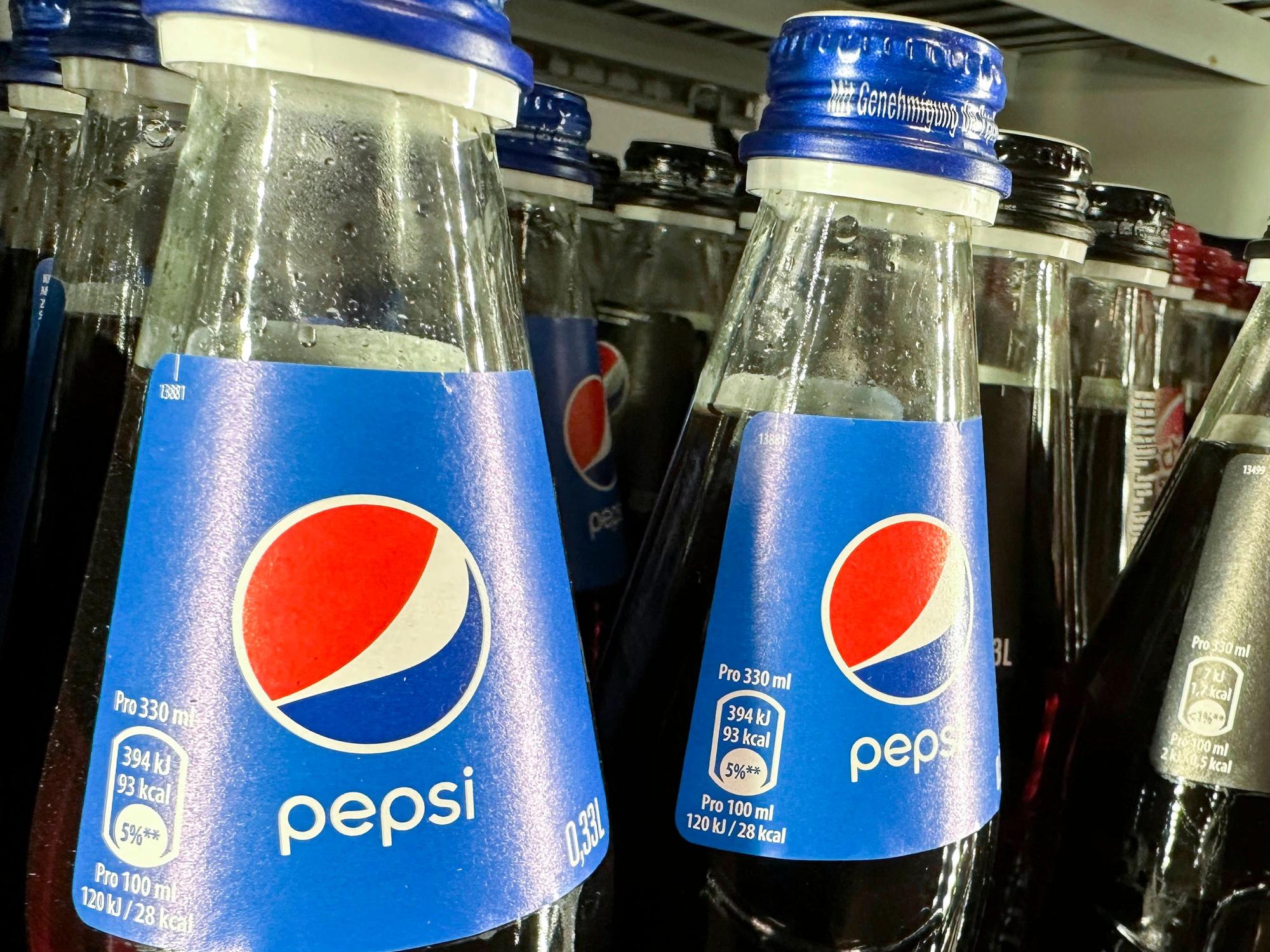 Pepsi-Flaschen stehen in einem Supermarkt-Regal.