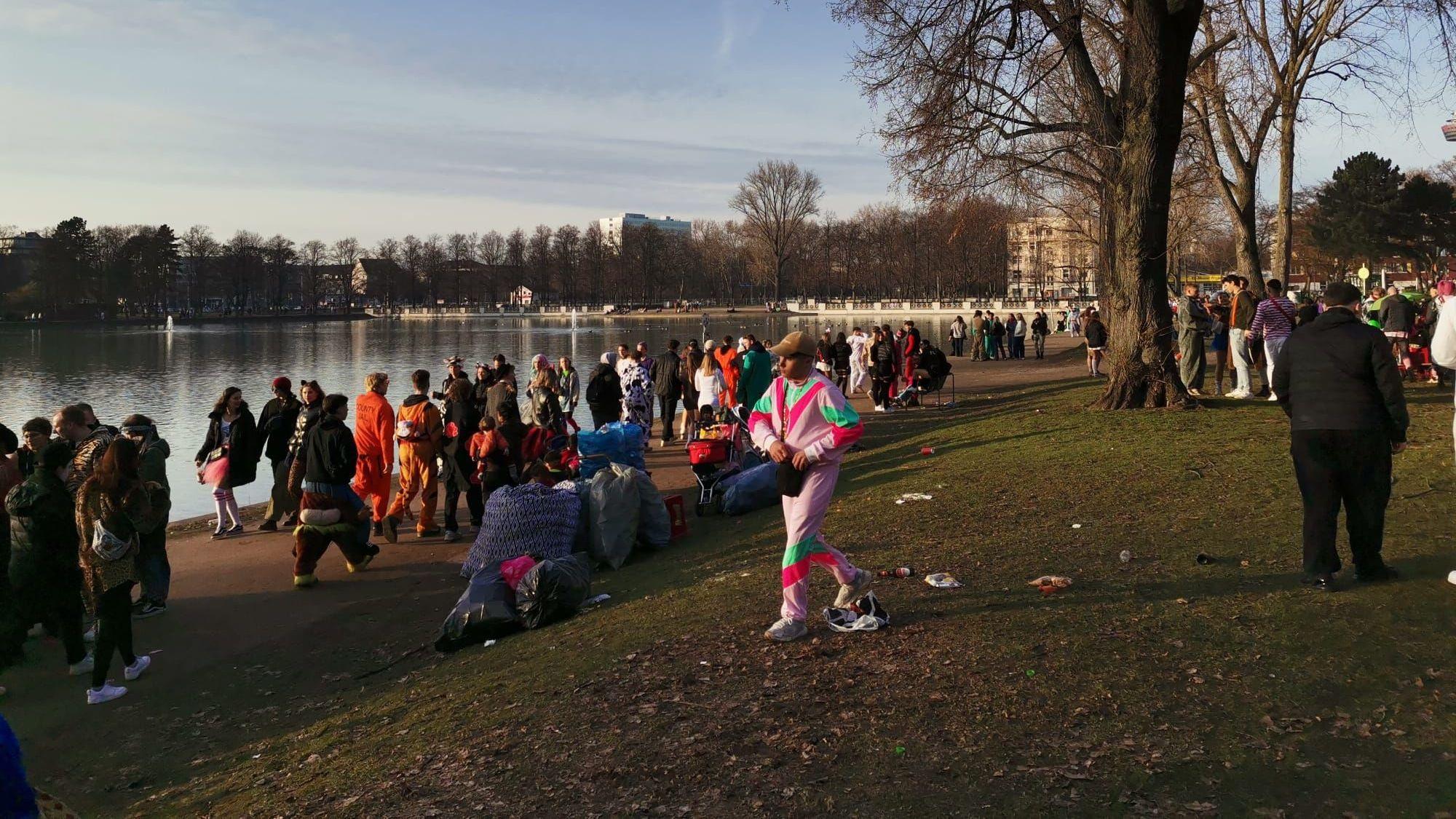 Feiernde am Aachener Weiher