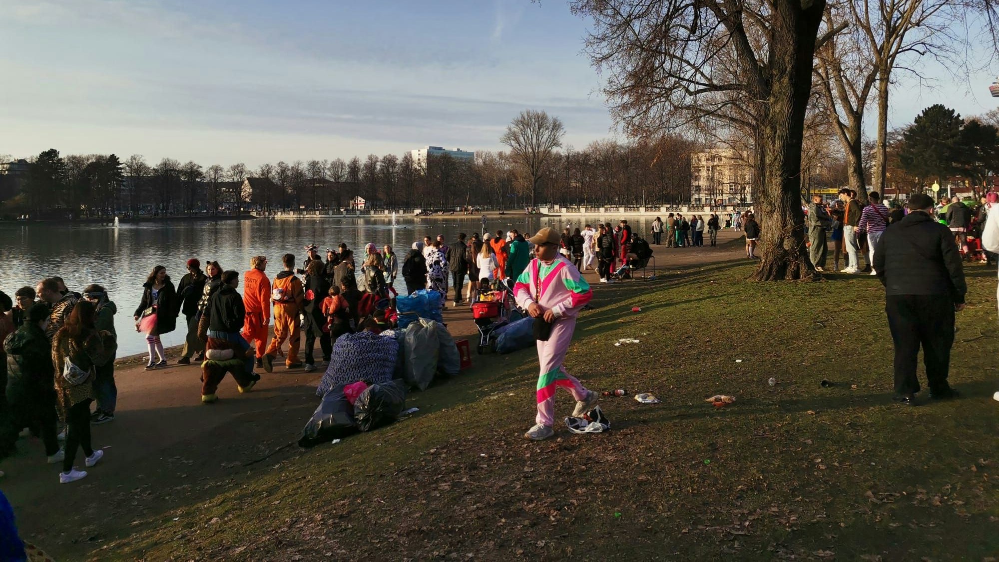 Feiernde am Aachener Weiher