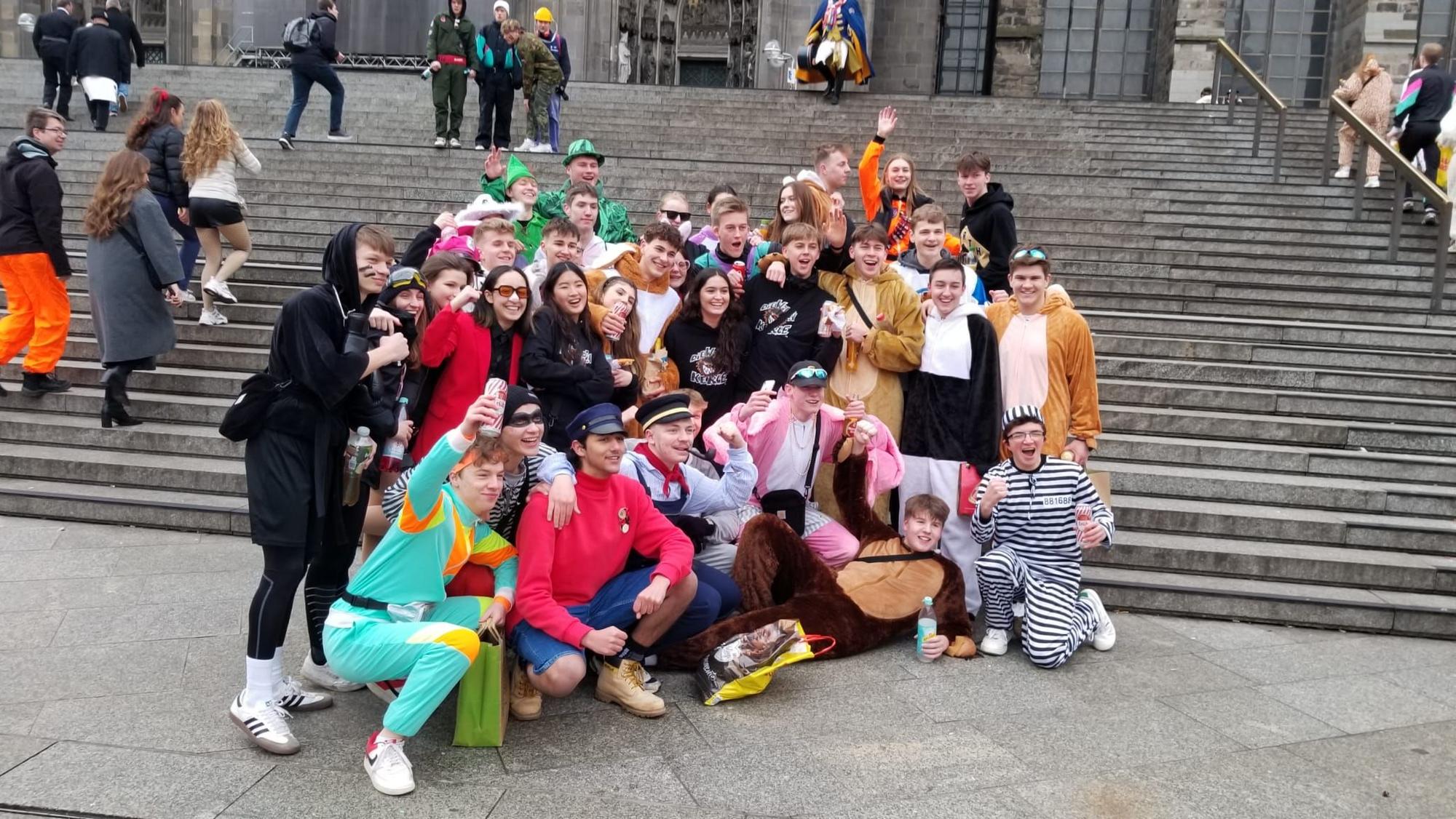 Auf der Domplatte treffen sich viele Gruppen an Weiberfastnacht.
