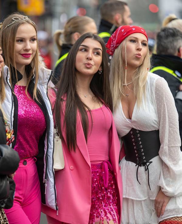 Jecke feiern Weiberfastnacht in Köln.