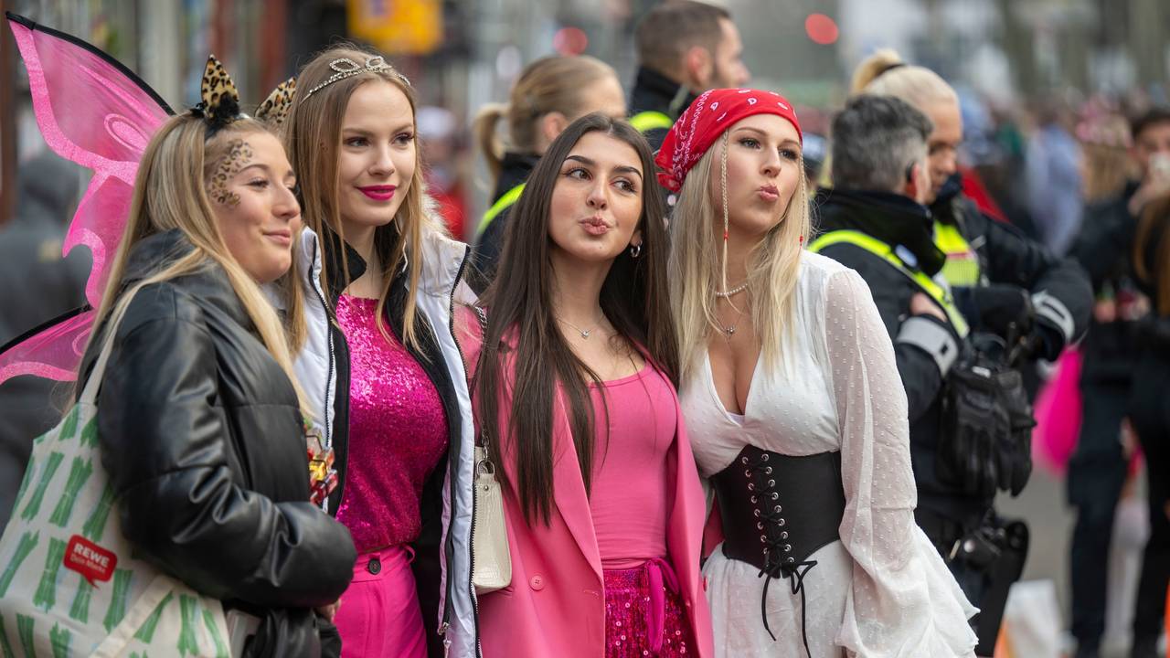 Jecke feiern Weiberfastnacht in Köln.