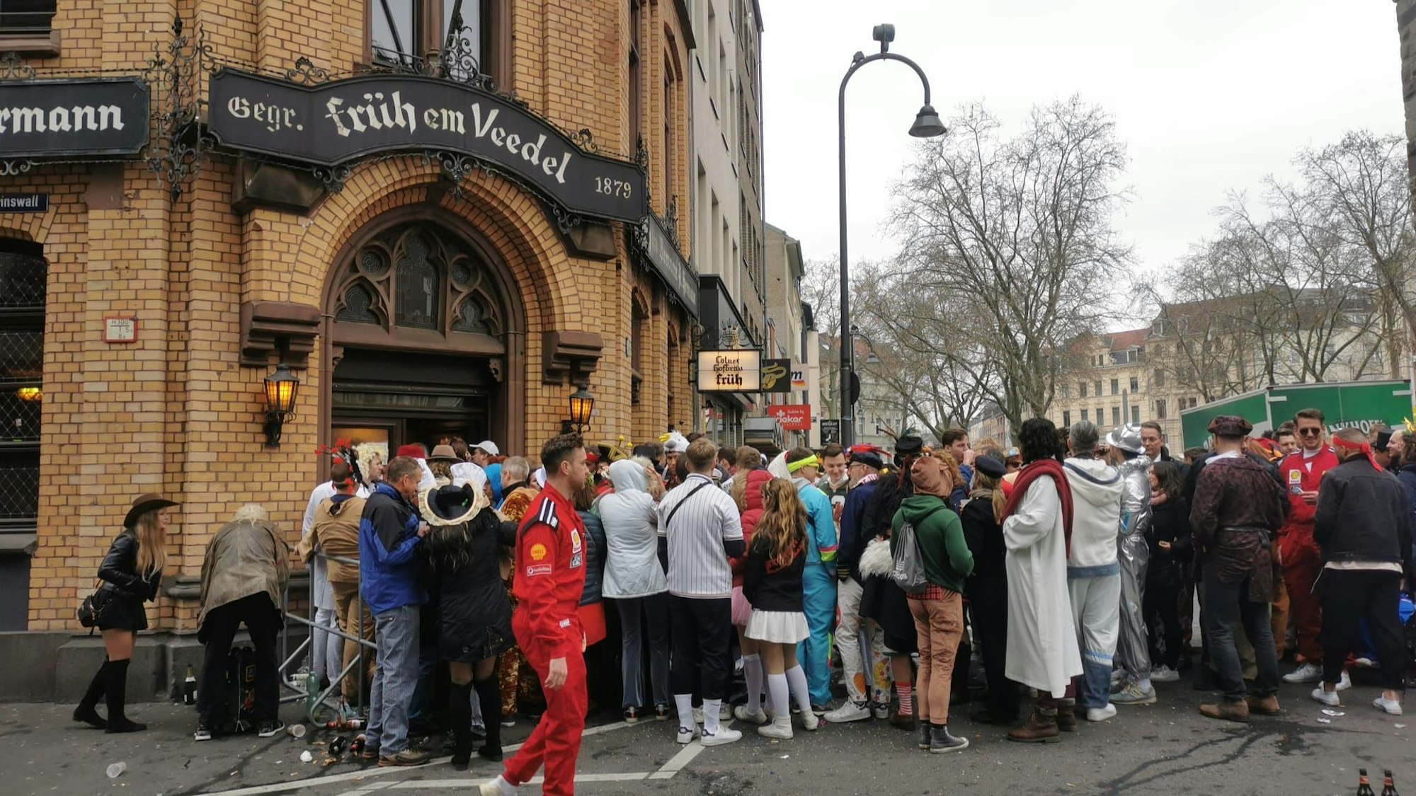 Vor dem Früh in der Südstadt stehen die Jecken Schlange.