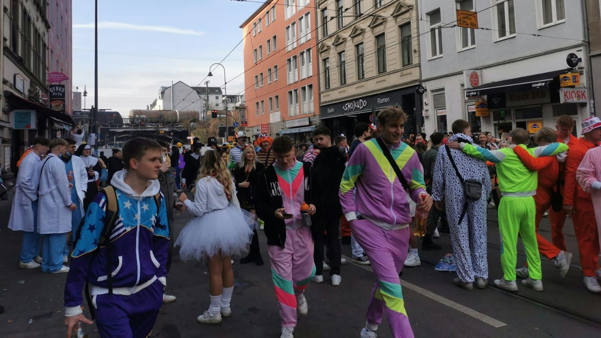 Die Sonne lässt sich am Vormittag über der Zülpicher Straße blicken.