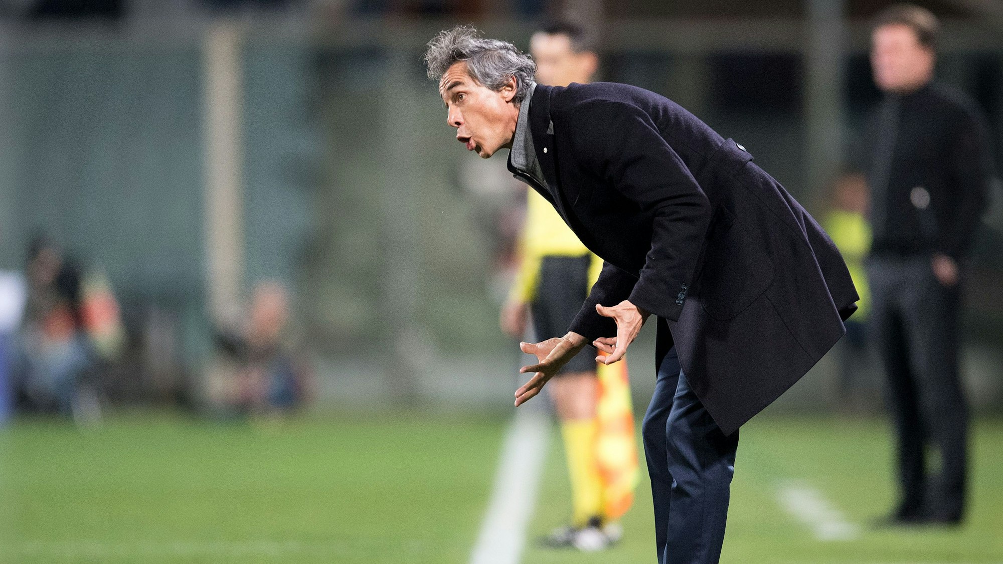 Trainer Paulo Sousa von Florenz gestikuliert an der Seitenlinie.