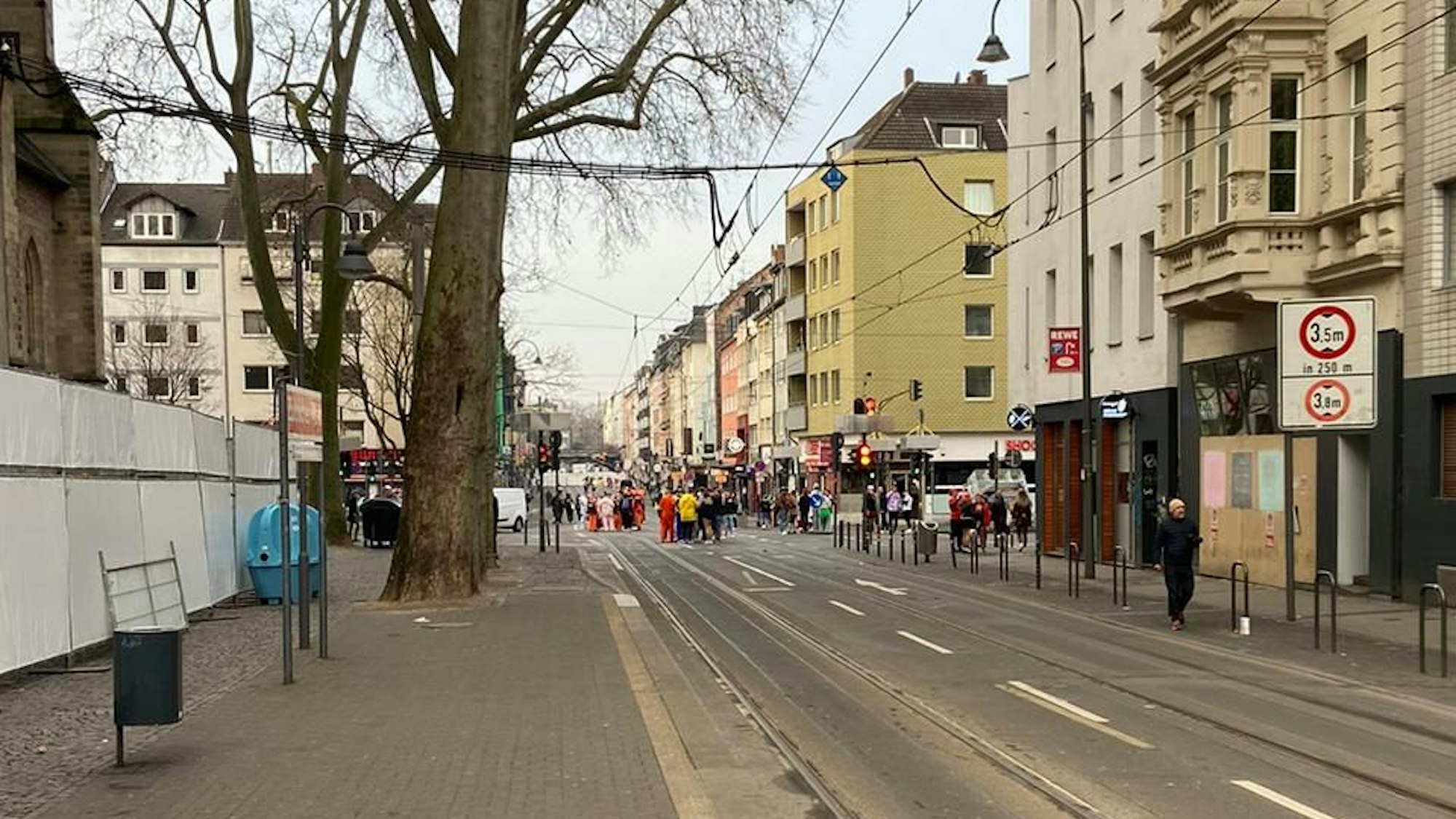 In den Morgenstunden von Weiberfastnacht ist es auf der Zülpicher Straße noch recht ruhig.