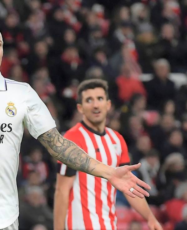 Toni Kroos gestikuliert im Spiel von Real Madrid mit ausgebreiteten Armen.