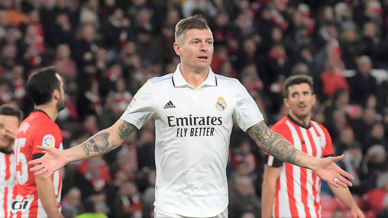 Toni Kroos gestikuliert im Spiel von Real Madrid mit ausgebreiteten Armen.
