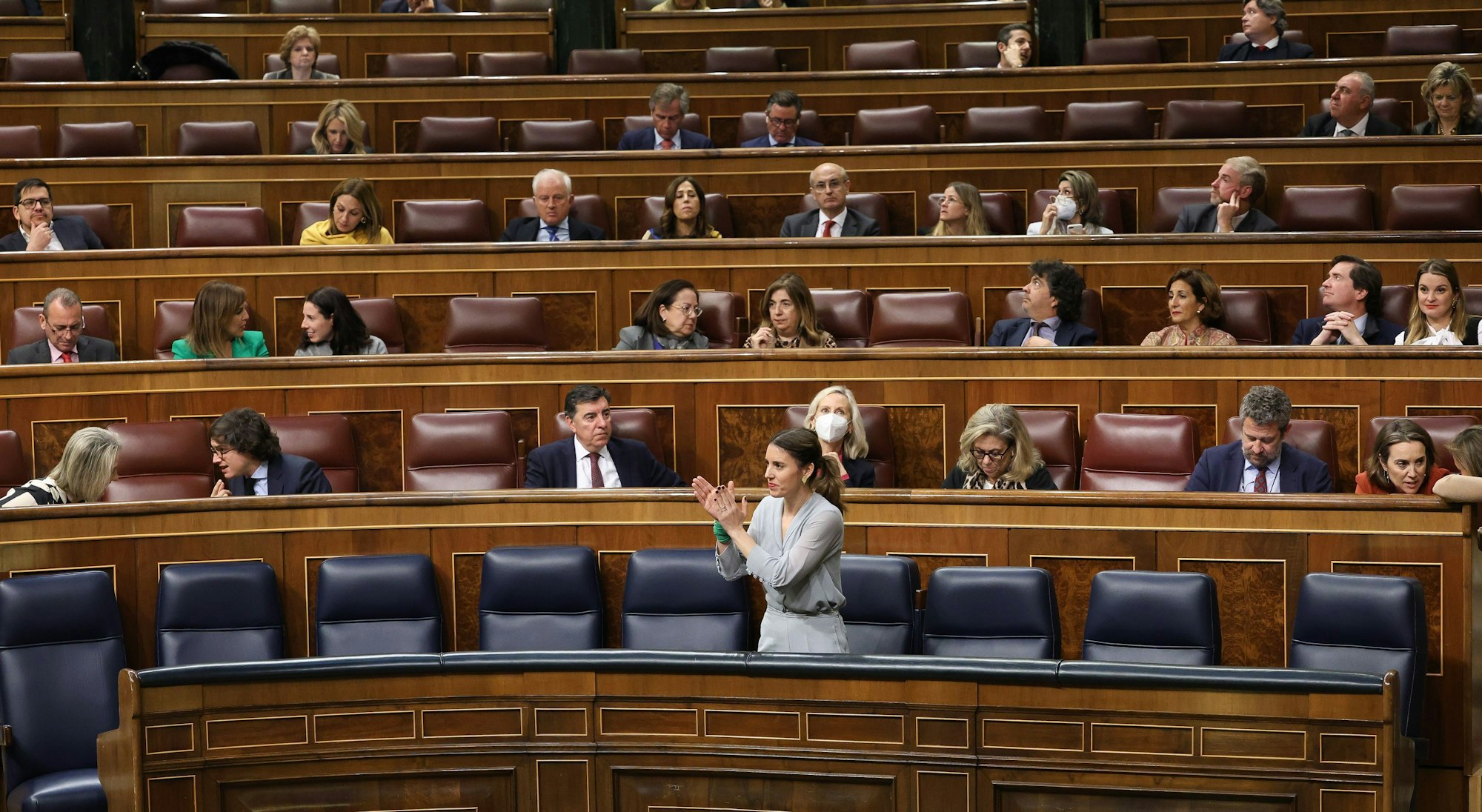 Irene Montero, Gleichstellungsministerin von Spanien, applaudiert während einer Plenarsitzung im Abgeordnetenhaus in Madrid.
