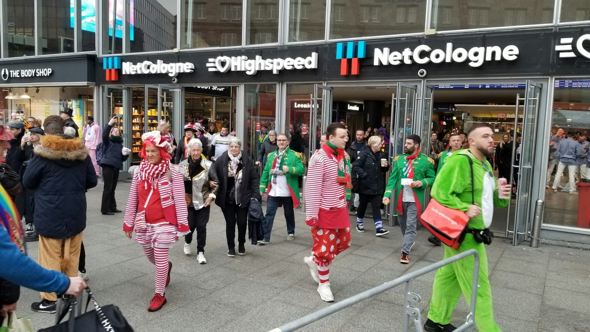Am Kölner Hauptbahnhof kommen die ersten Jecken an.