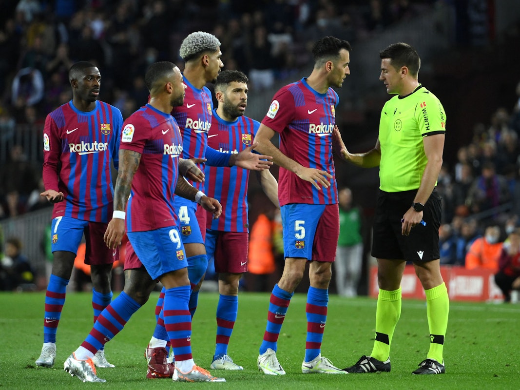 Die Barca-Profis auf dem Platz im Gespräch mit Referee Isidro Diaz de Mera.