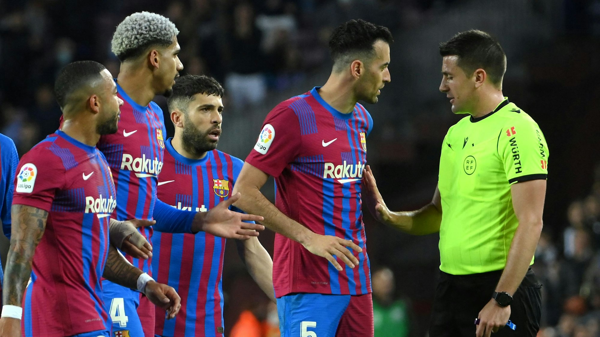 Die Barca-Profis auf dem Platz im Gespräch mit Referee Isidro Diaz de Mera.
