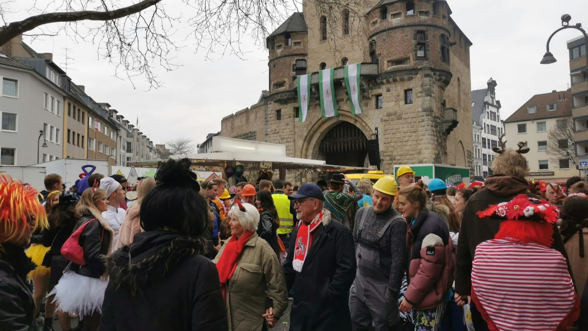 Feiernde am Chlodwigplatz in der Kölner Südstadt