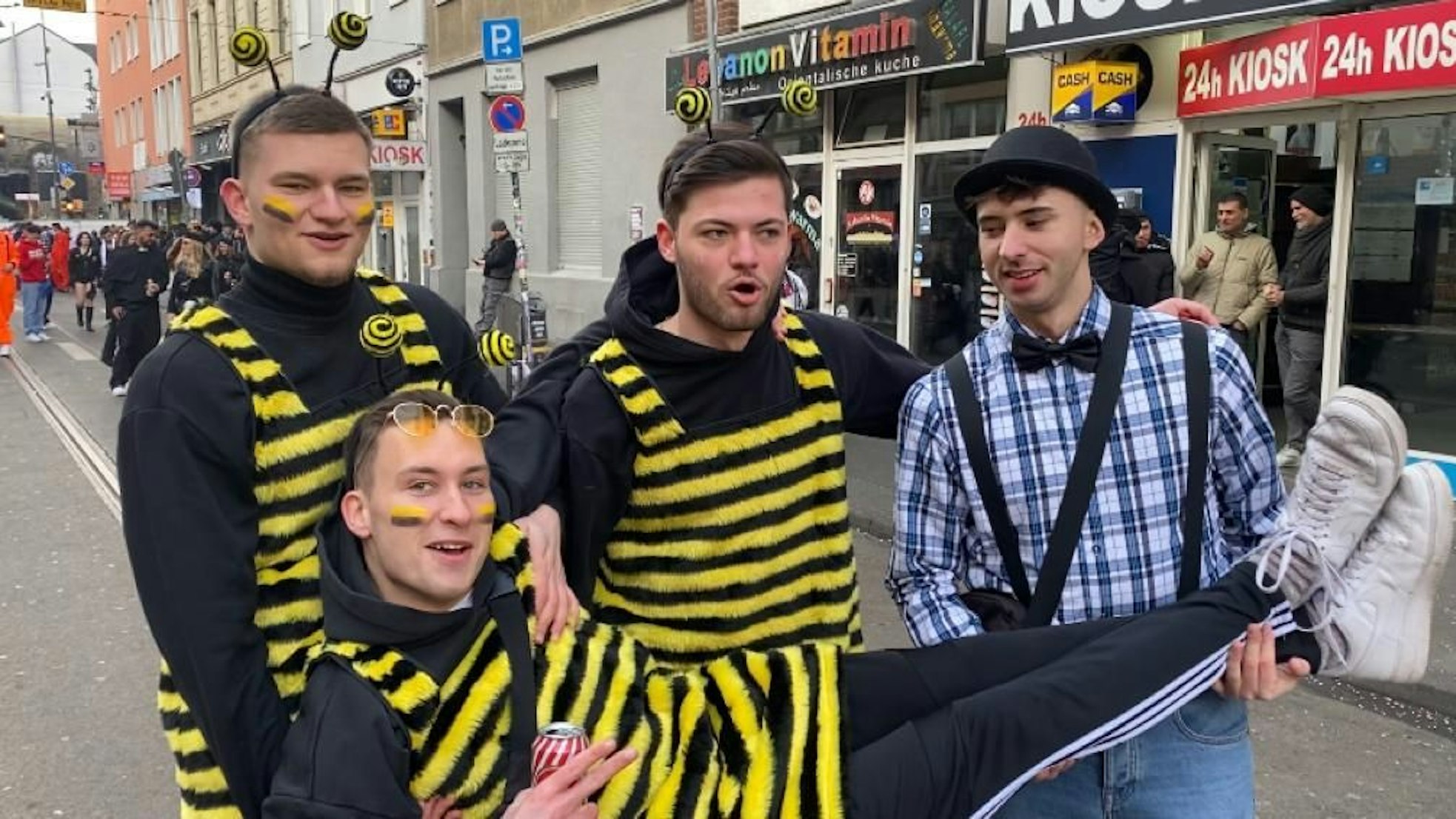Friedrich, David, Dominik und Simon aus Horrem an Weiberfastnacht in Köln.