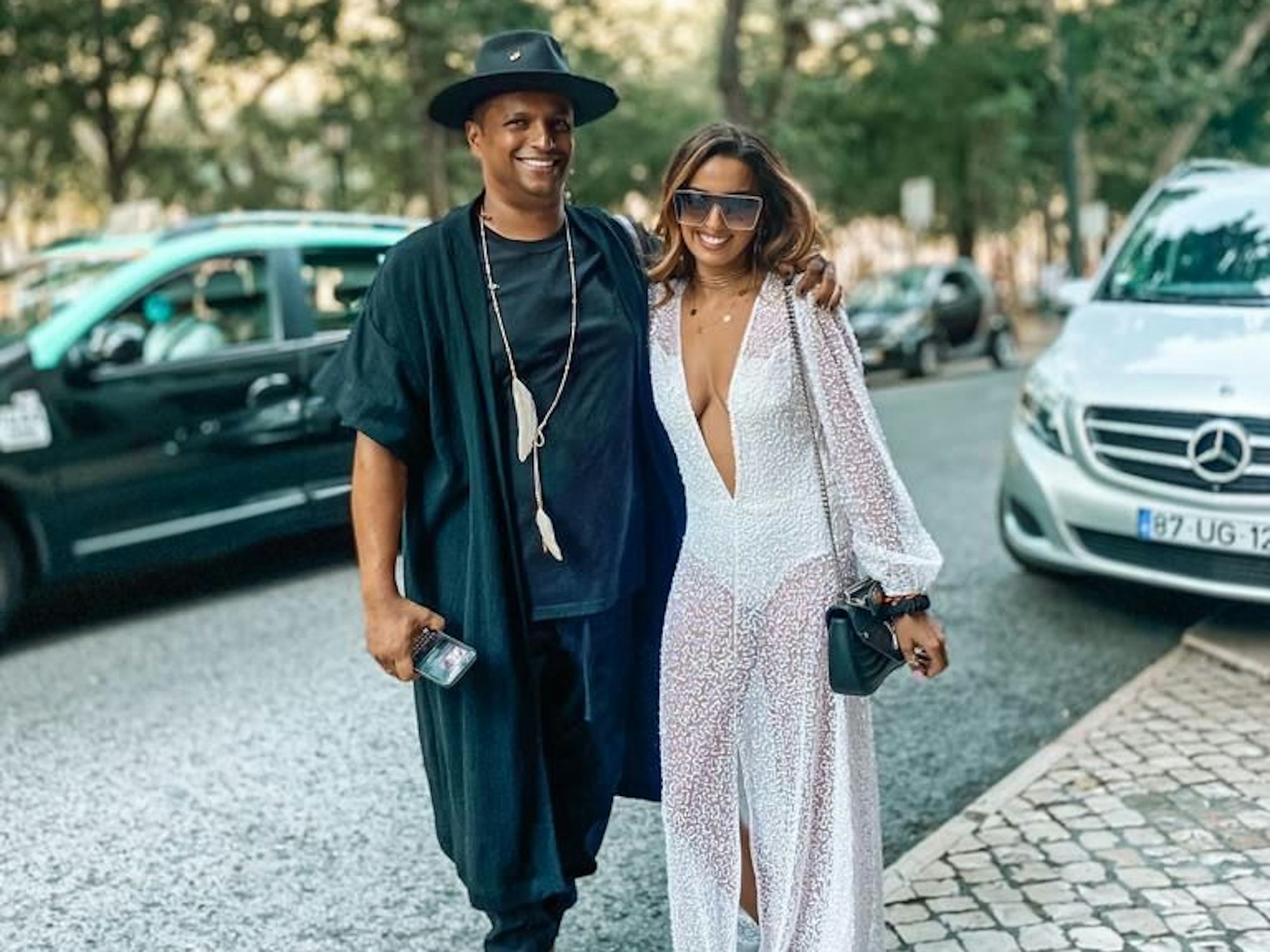 Tom Thomas posiert mit seiner Frau für ein Foto.