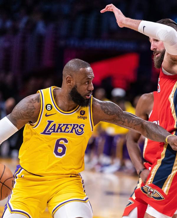 LeBron James von den Los Angeles Lakers im Angriff gegen Jonas Valanciunas von den New Orleans Pelicans.