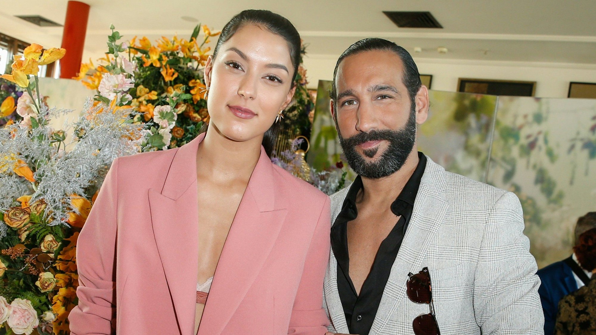 Rebecca Mir und ihr Mann Massimo Sinato kommen zu einer Veranstaltung.