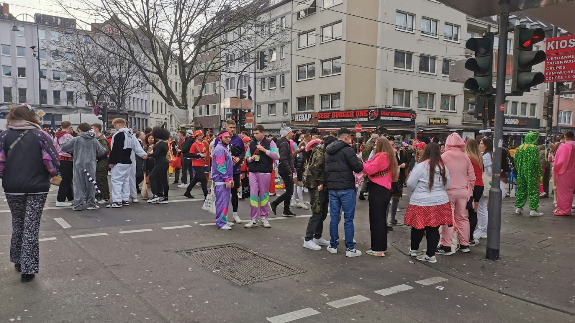 Die Zülpicher Straße in Köln füllt sich an Weiberfastnacht.