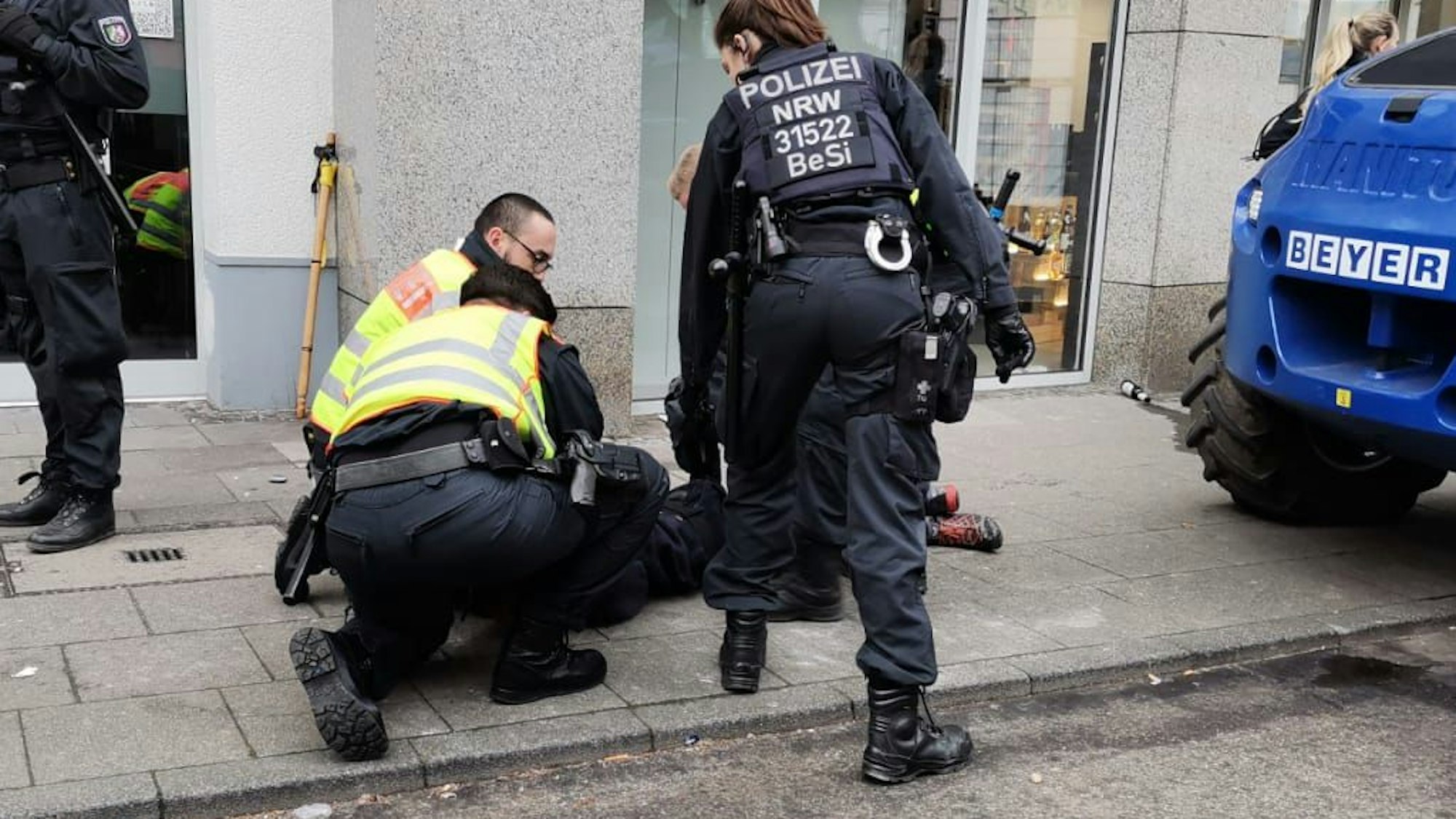Polizeieinsatz an der Zülpicher Straße. Eine Person wird von der Polizei am Boden fixiert.