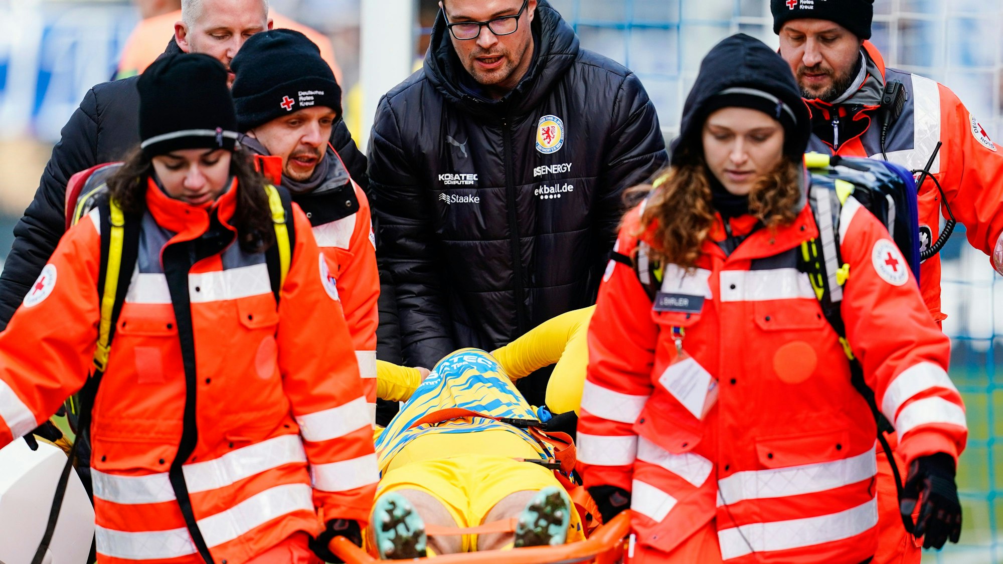 Braunschweigs Linus Gechter wird verletzt auf einer Trage vom Spielfeld getragen.