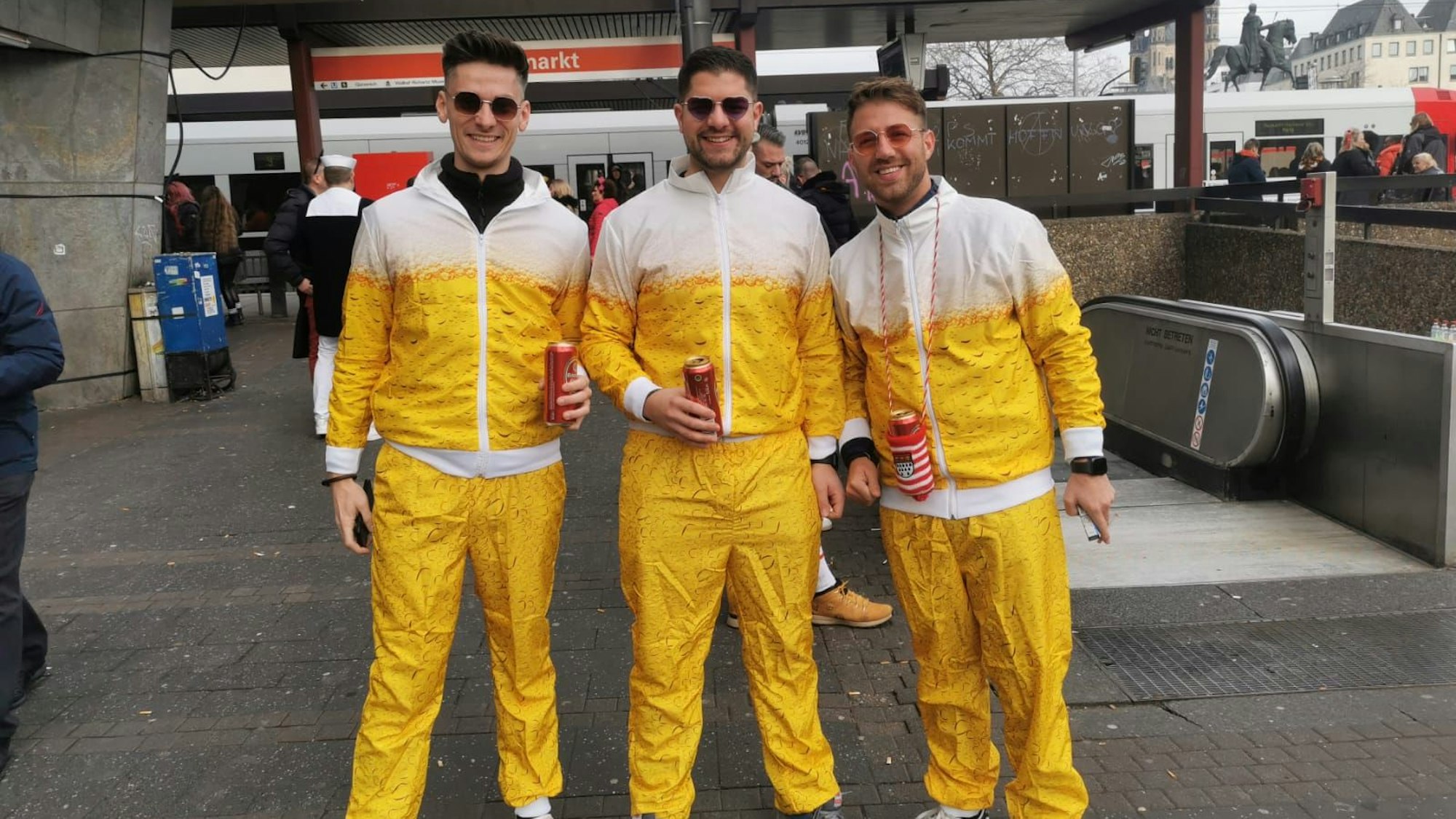 Als Kölsch-Gläser am Heumarkt sind Daniel, Musti und Ricca unterwegs.