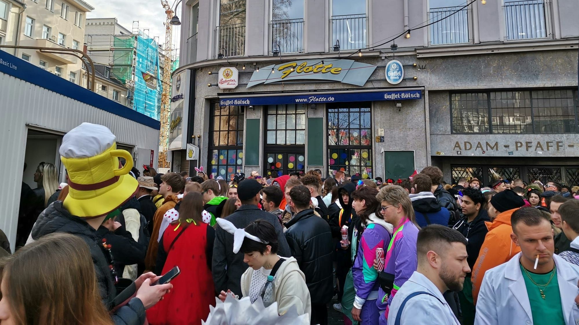 Vor den Toiletten-Häuschen auf der Zülpicher bilden sich lange Schlangen.