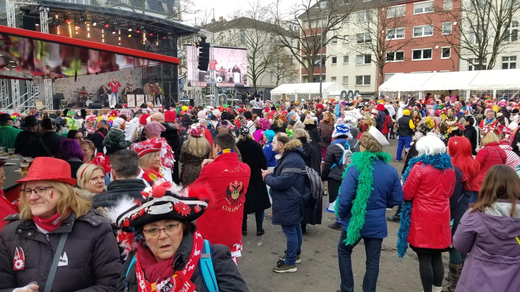 Am Wilhelmplatz in Nippes wird schon am Vormittag ordentlich geschunkelt.