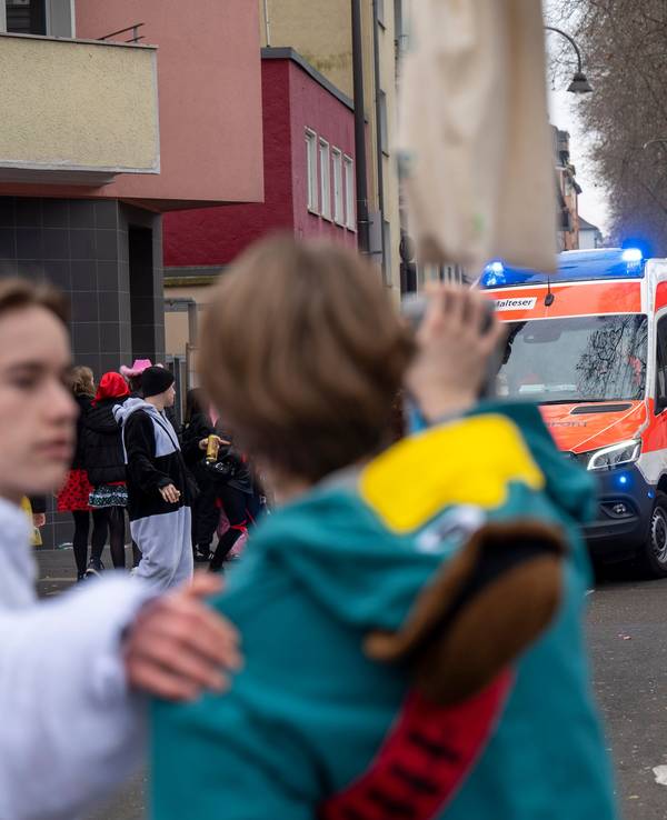 Ein Rettungswagen fährt an Weiberfastnacht zu einem Einsatz im Kwartier Latäng.
